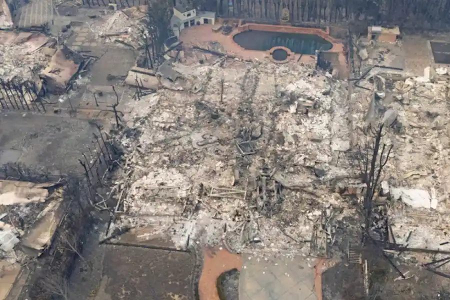 Incendios en California: el impactante antes y después de las casas de los famosos arrasadas por el fuego