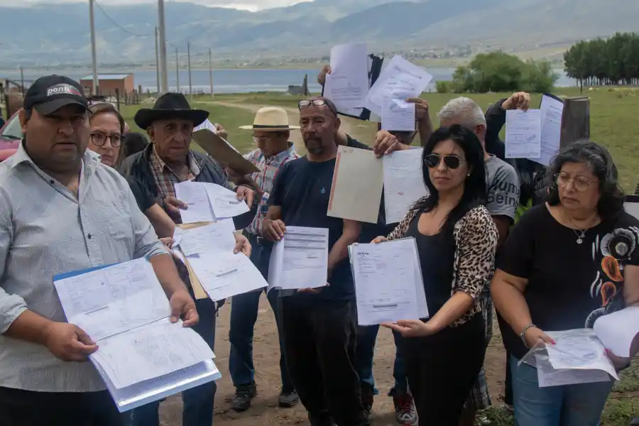 LAS PRUEBAS. Los compradores con la documentación que le entregaron.