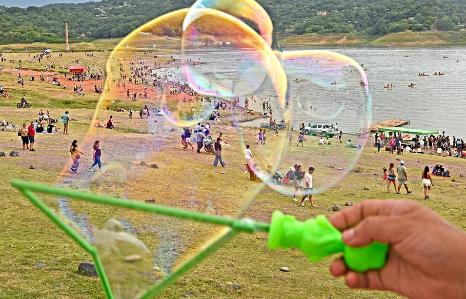 MULTICOLOR. Detrás de las burbujas, los turistas. 