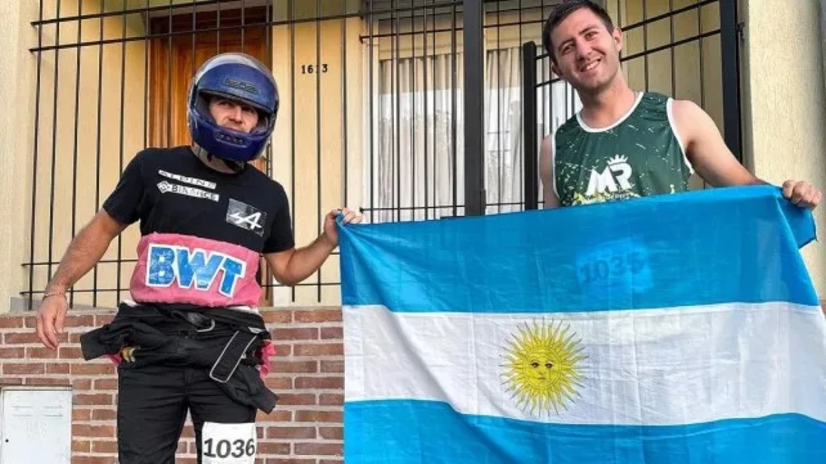 Corrió la maratón de Reyes vestido como Franco Colapinto y el piloto le respondió en Instagram. 