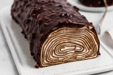 Delicia helada: roll de crepes con cobertura de ganache de chocolate