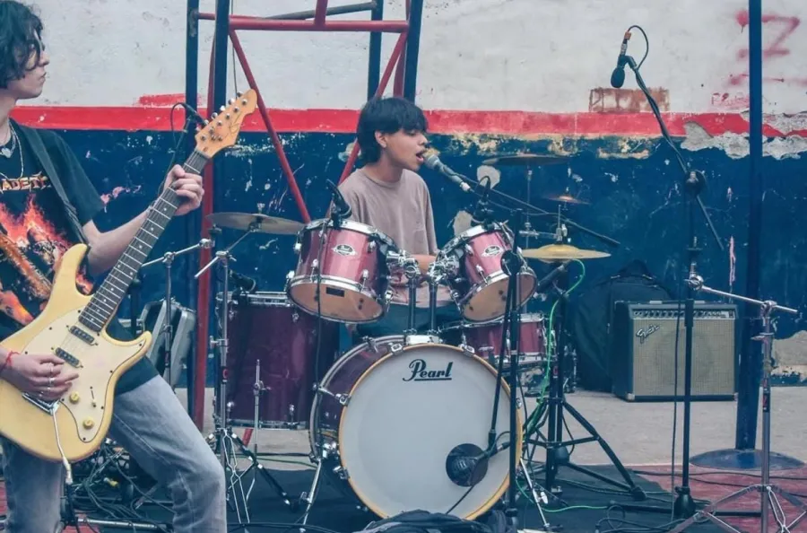 EN VIVO. Fue baterista y vocalista de Polaroid Rock, con quienes se presentó en eventos de escuelas. / CORTESÍA LUCIANO CEGADA.