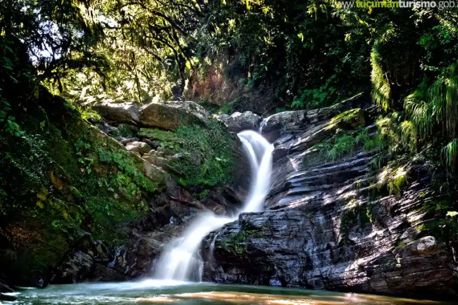 La cascada del Salto de la Corzuela comparte el inicio del camino con la cascada del río Noque.