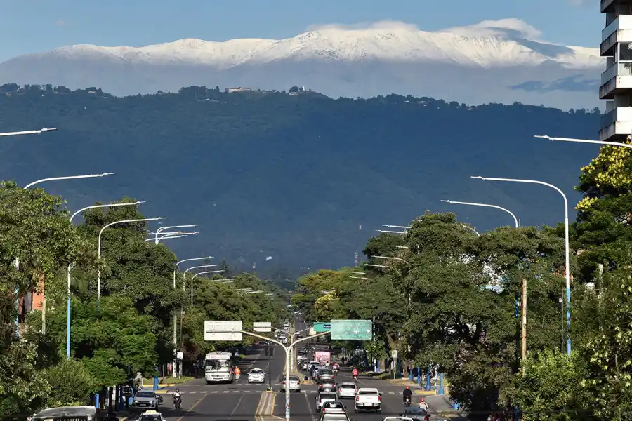 DESDE LA CAPITAL. La cumbre de Mala-Mala, tomada desde la avenida Mate de Luna, y con el Cristo de San Javier como custodio.