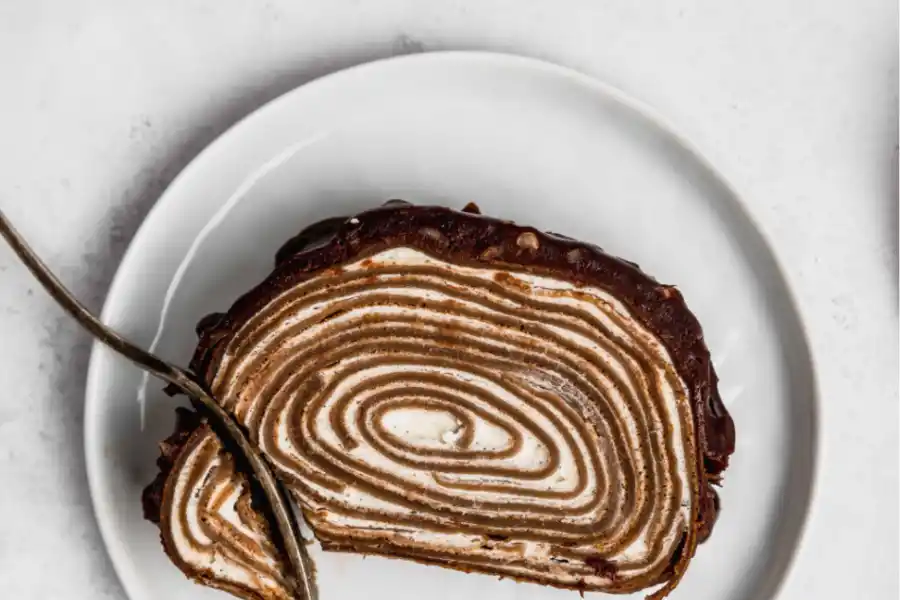 Delicia helada: roll de crepes con cobertura de ganache de chocolate