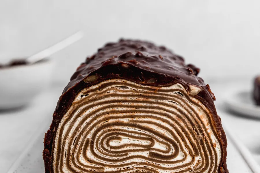 Delicia helada: roll de crepes con cobertura de ganache de chocolate