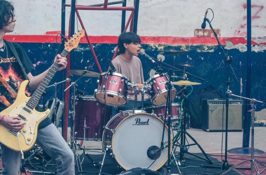EN VIVO. Fue baterista y vocalista de Polaroid Rock, con quienes se presentó en eventos de escuelas. / CORTESÍA LUCIANO CEGADA.