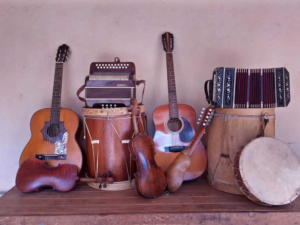 LA PREVIA. Los instrumentos de la familia esperan por los músicos.