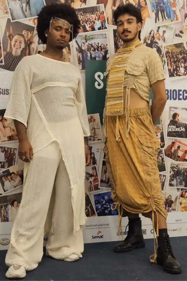 MÁS DISEÑOS. Dauã Lopes y LG Costa modelando las prendas sostenibles. / CORTESÍA ALKIMIA TEXTIL ANCESTRAL.