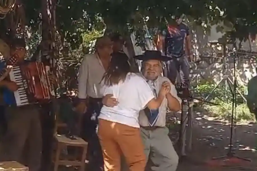 FESTEJOS. El dueño de casa bailando chamamé el 7 de enero.