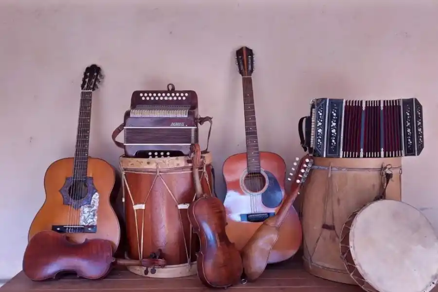 LA PREVIA. Los instrumentos de la familia esperan por los músicos.