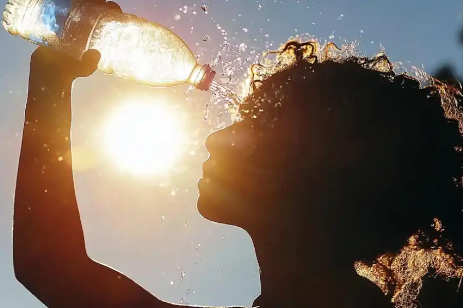 El agotamiento por calor puede manifestarse con cansancio extremo y dolor de cabeza, por lo que es fundamental evitar la exposición prolongada al sol y priorizar el descanso en lugares frescos y sombreados-