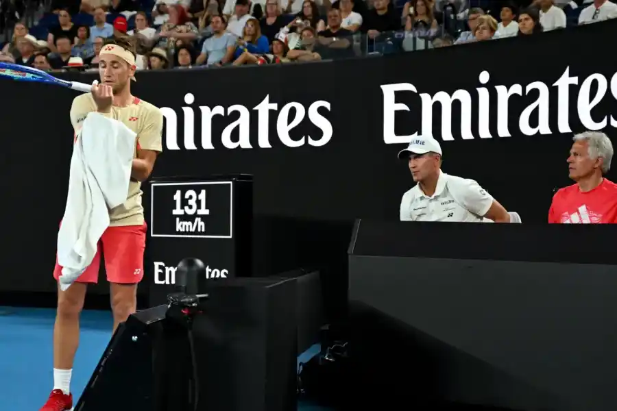 Casper Ruud se aproxima hacia la nueva situación donde se ubican sus entrenadores en el Abierto de Australia 2025. 