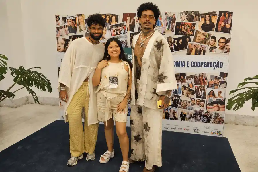 JUNTO A SUS MODELOS. Vittor Vieira y Felipe Borges modelaron las prendas en la Semana de la Moda Sostenible. / CORTESÍA ALKIMIA TEXTIL ANCESTRAL.