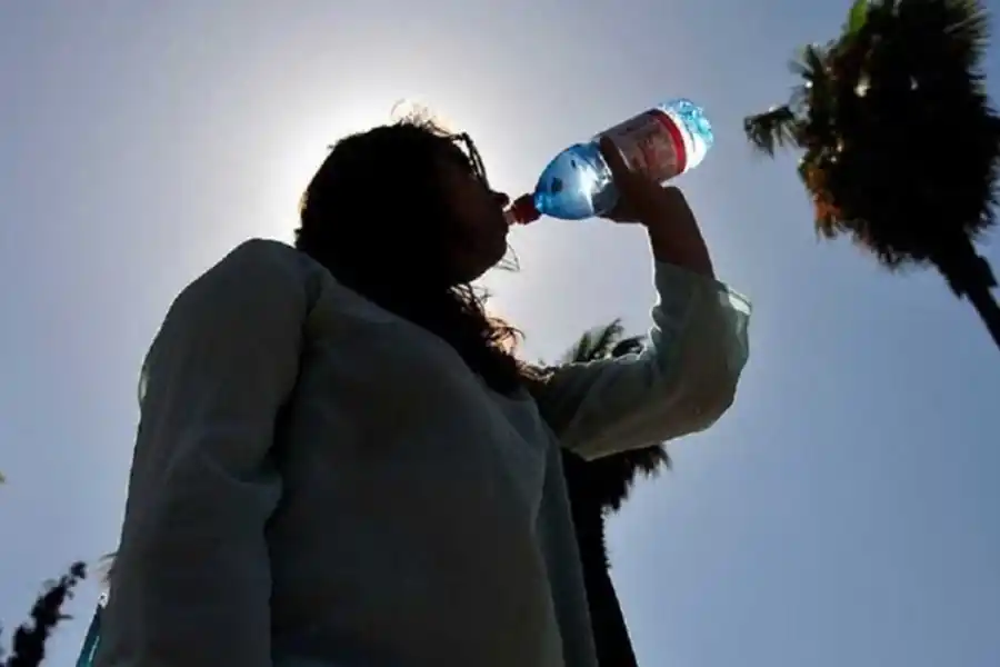 Mantenerse hidratado es crucial para evitar problemas de salud durante jornadas de calor extremo.