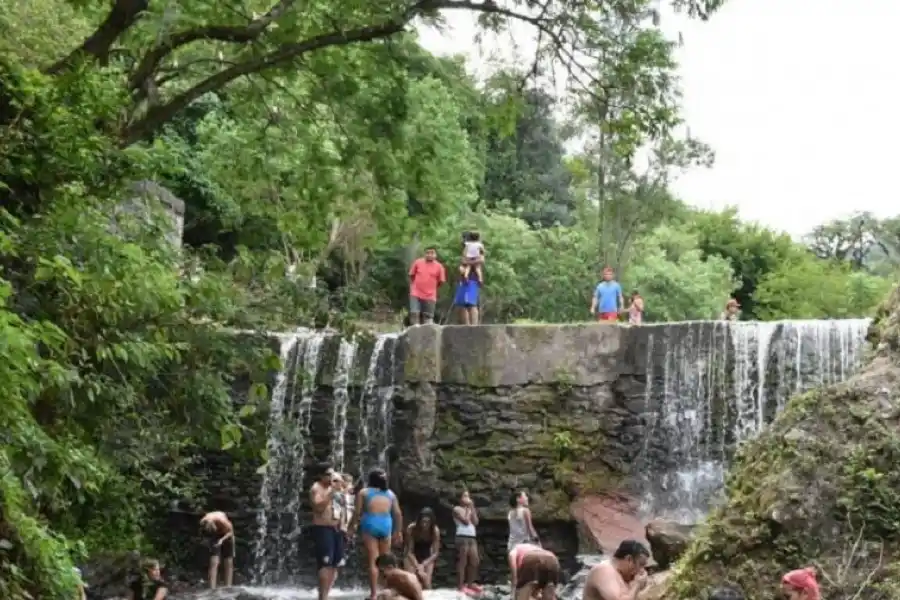 LA TOMA. En Tafí Viejo, el balneario es atractivo para los visitantes. 