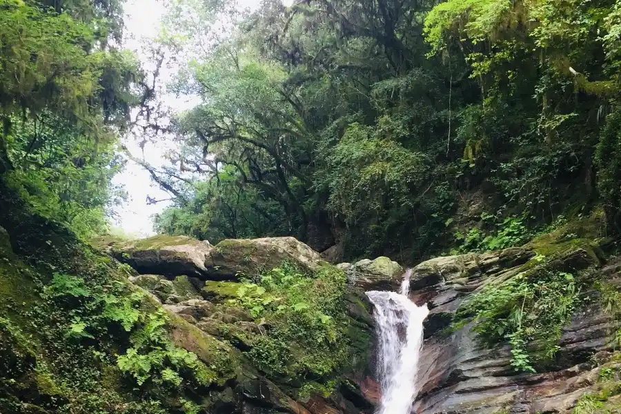 VILLA PADRE MONTI. A la cascada escondida se llega por un sendero. 