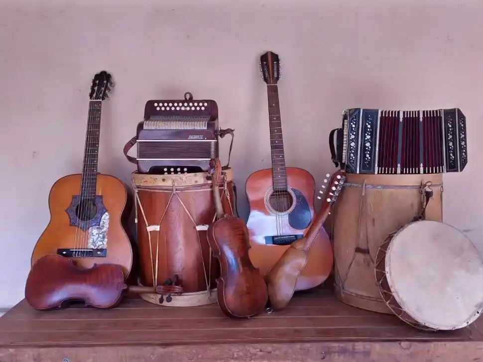 LA PREVIA. Los instrumentos de la familia esperan por los músicos.