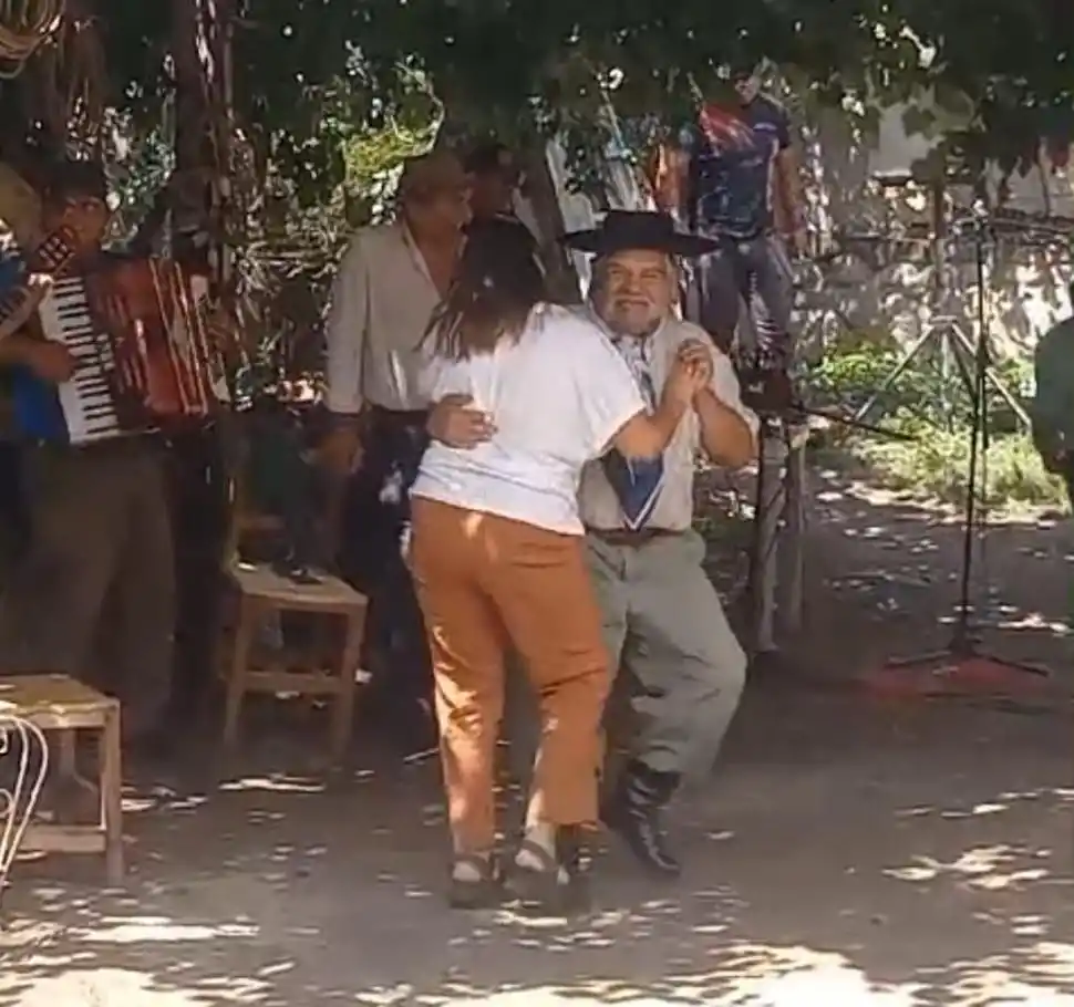 FESTEJOS. El dueño de casa bailando chamamé el 7 de enero.