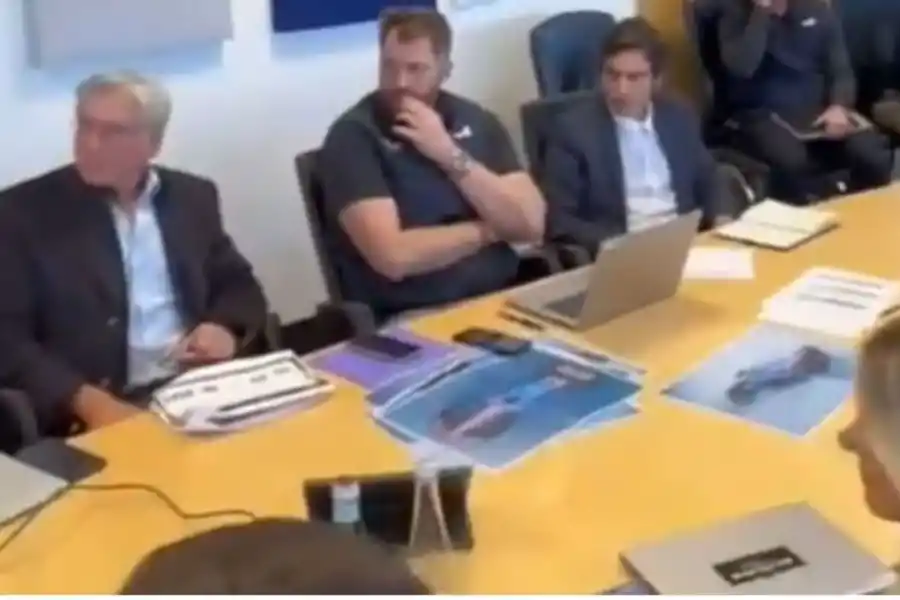 LA REUNIÓN. En el centro de la mesa aparecen fotos: podría ser el nuevo monoplaza de Alpine.