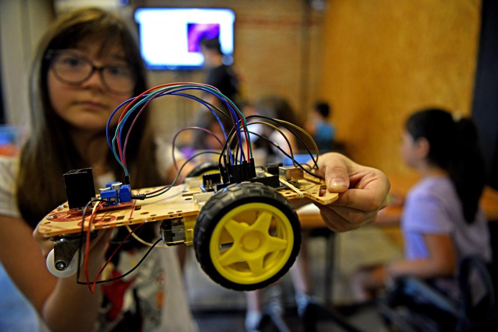 UNA ESPECIE DE AUTO. Una niño con su creación en “Ombú Hub”.