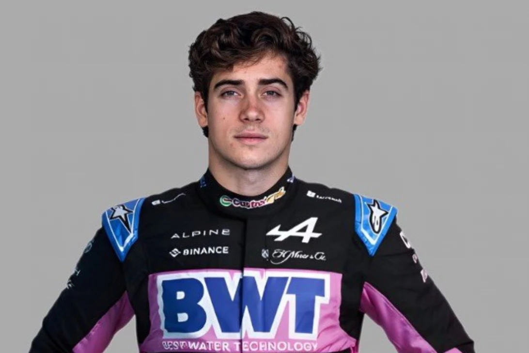 LOOK. Una cuenta de X (@ColapintoFiles) usó una aplicación para hacer un montaje de Colapinto con la indumentaria de su nuevo equipo. 