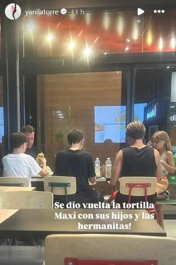 El ex futbolista con los hijos mayores de Wanda y las pequeñas en un local de comidas rápidas de Nordelta.