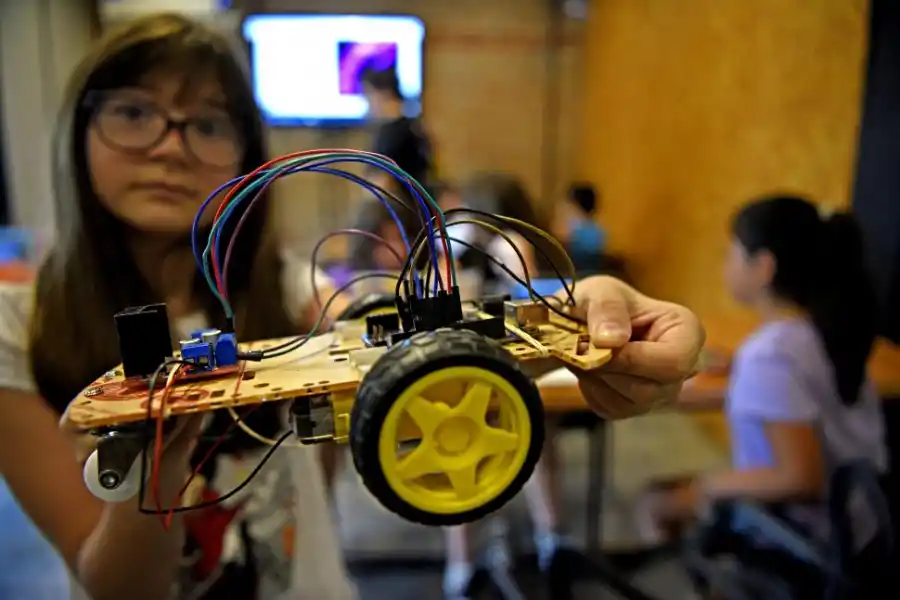 UNA ESPECIE DE AUTO. Una niño con su creación en “Ombú Hub”.