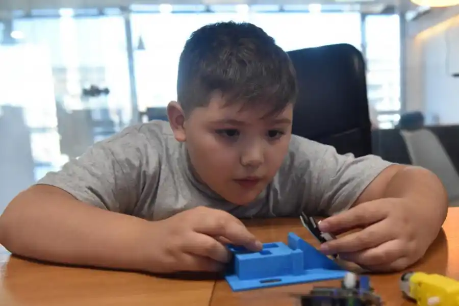 CONCENTRADO. Un niño con uno de sus proyectos en “Rollingcode”.