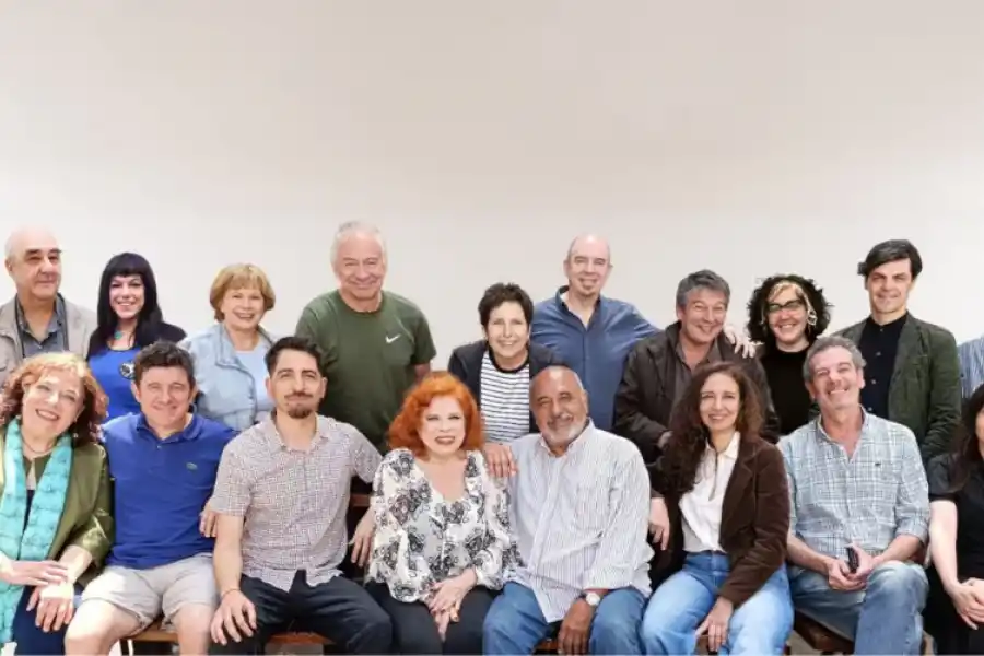 Alejandra Darín (centro) junto a sus compañeros de militancia en la AAA