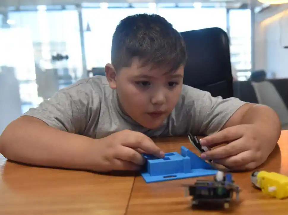 CONCENTRADO. Un niño con uno de sus proyectos en “Rollingcode”.