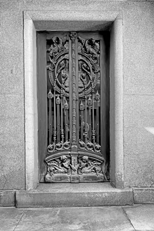 UNA PUERTA DESTACADA. La herrería forma parte también del patrimonio.