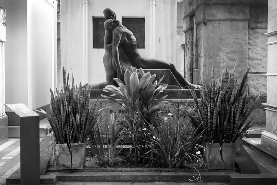 ESTATUA. “Ariel caído y la tierra que lo recibe en sus brazos” es una creación de José Fioravanti, y está montada cerca de la tumba de Raúl Colombres.