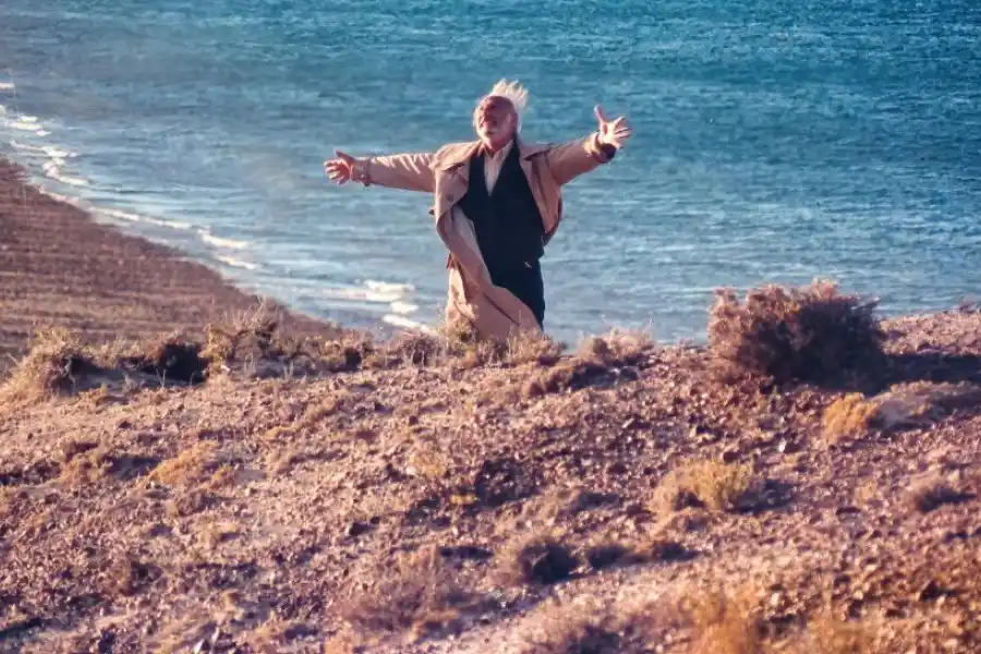 ESCENA ICÓNICA. Alterio, en Playa Cerro Avanzado, grita una frase que quedaría para la posteridad: “La puta que vale la pena estar vivo”.