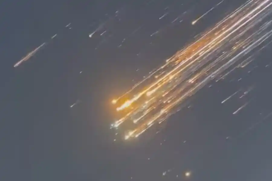 La desintegración se vio como una lluvia de estrellas por los materiales despedidos.