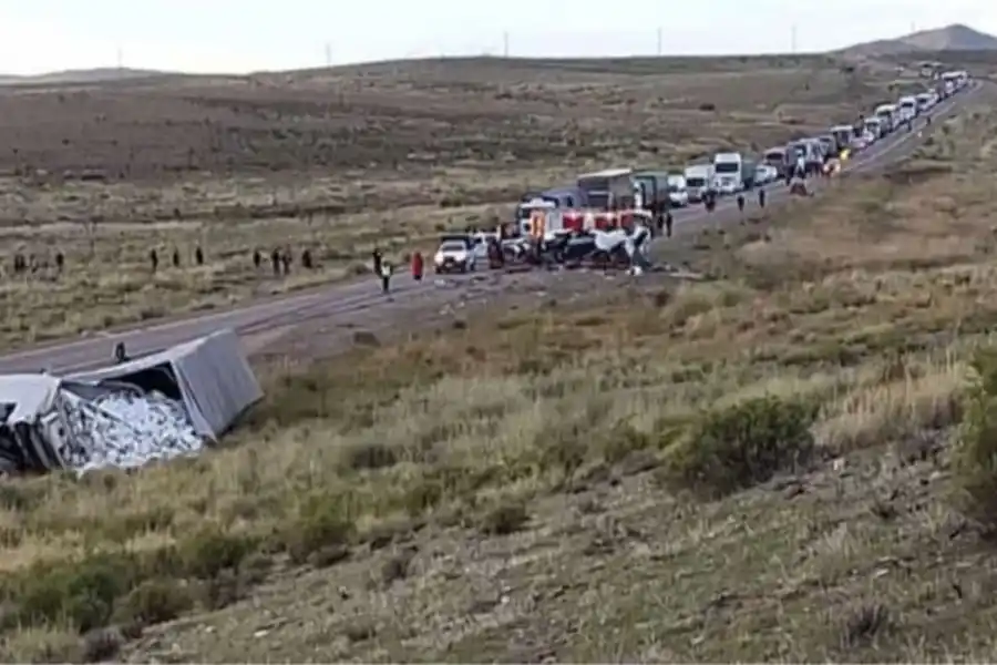 Tragedia vial en Jujuy: seis personas murieron tras un choque entre una combi y un camión