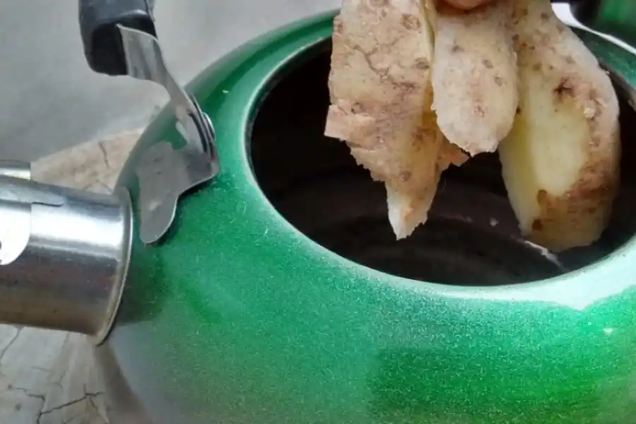 ¿Por qué se forma el sarro en las pavas y cómo quitarlo con un truco casero?