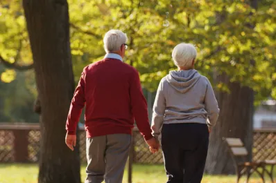 Durante cuánto tiempo hay que caminar después de los 60 para perder peso