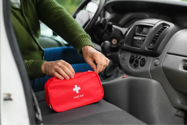 Vacaciones seguras: los básicos del botiquín de primeros auxilios para viajar