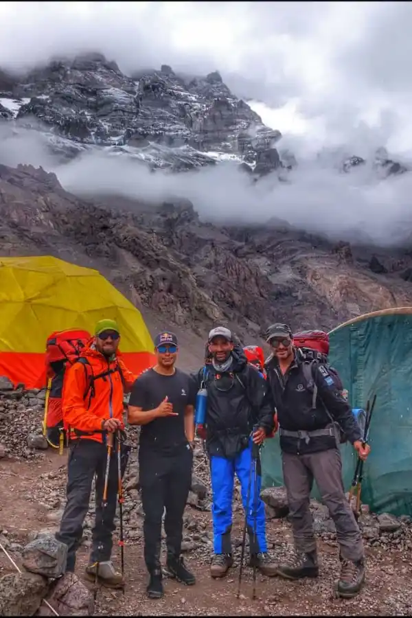 CLIENTES SATISFECHOS. Mamaní y los turistas que guía en Tafí.