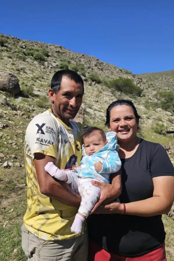 FAMILIA. Cristian junto a su esposa Jéssica y su hija Alfonsina.