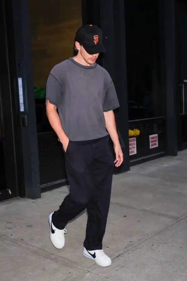 El actor Austin Butler usando las zapatillas Nike Cortez.