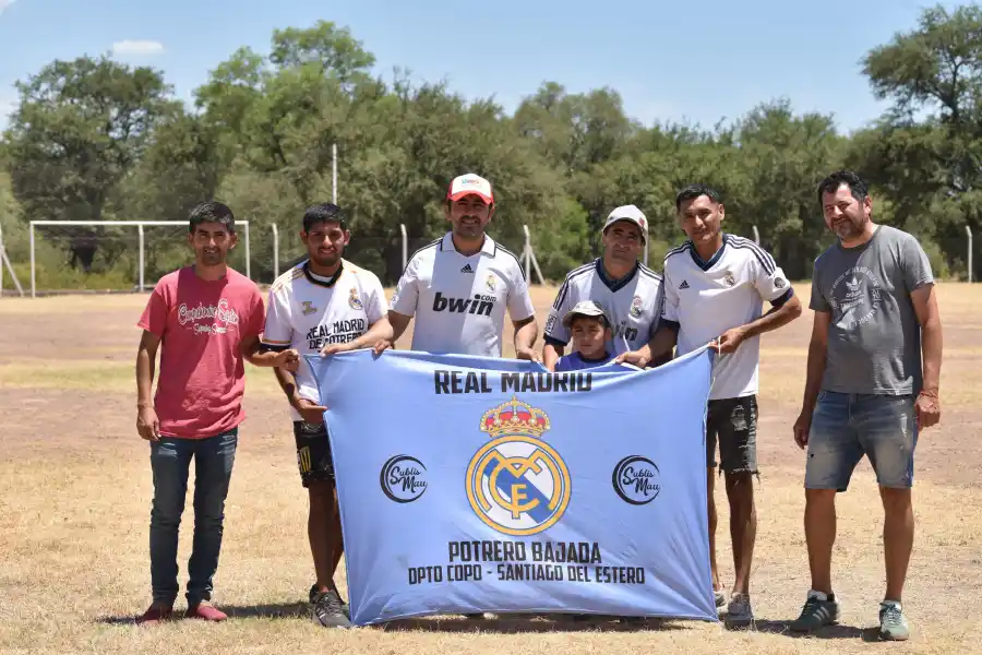 EN LA CANCHA. Los fundadores del club se reúnen todos los 4 de enero para celebrar el aniversario del club.