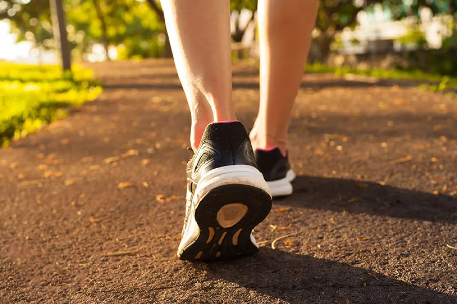 Un estudio reveló cuánto tiempo se recomienda caminar después de los 60.