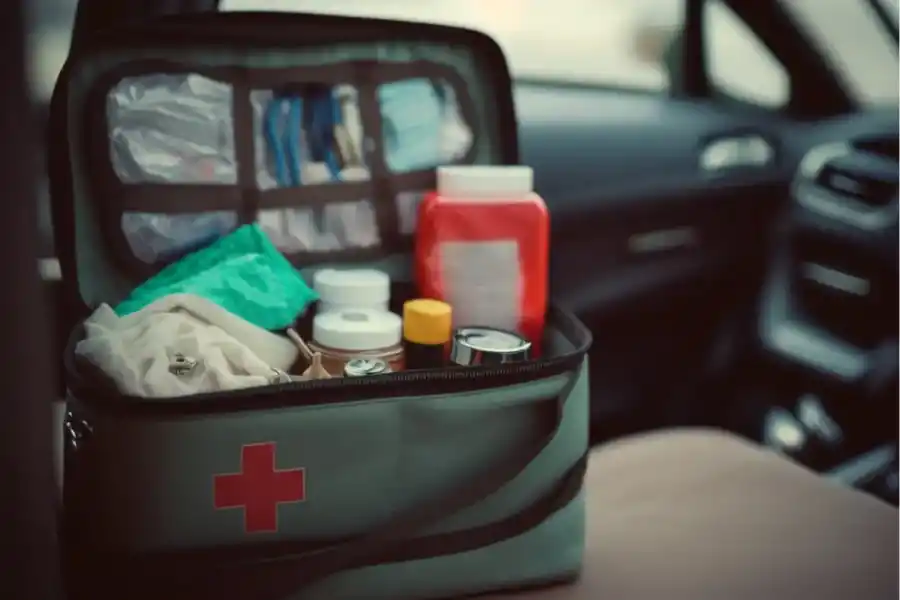 Vacaciones seguras: los básicos del botiquín de primeros auxilios para viajar