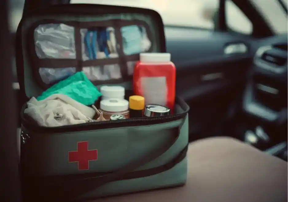 Vacaciones seguras: los básicos del botiquín de primeros auxilios para viajar