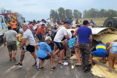 Buenos Aires: volcó un camión y y saquearon el cargamento mientras trasladaban el cuerpo del conductor