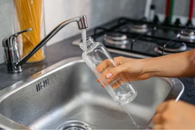 Botellas de agua: cuáles son los riesgos ocultos de no lavarlas con frecuencia