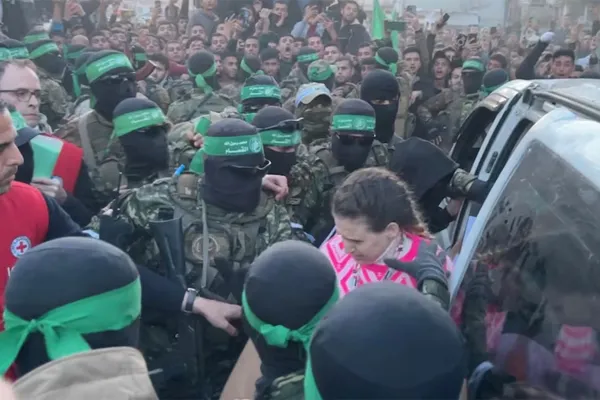 600x400_las-primeras-tres-mujeres-fueron-entregadas-hamas-fuerzas-militares-israelies-para-puedan-reencontrarse-sus-familiares-1067925-135713.webp