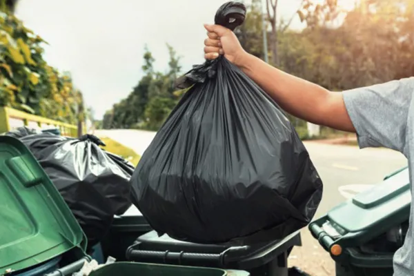 ¿Qué significa posponer sacar la basura, según los expertos?